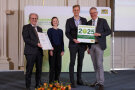 4 Personen stehen nebeneinander