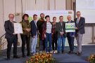 Mehrere Personen stehen nebeneinander