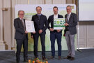 4 Personen stehen nebeneinander