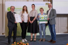 5 Personen stehen nebeneinander