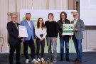 6 Personen stehen nebeneinander