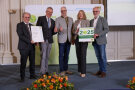 5 Personen stehen nebeneinander