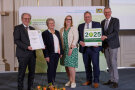 5 Personen stehen nebeneinander