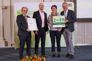 4 Personen stehen nebeneinander