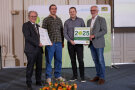 4 Personen stehen nebeneinander