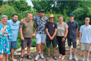 Mehrere Personen stehen nebeneinander