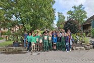 Eine Gruppe Menschen im Halbkreis nebeneinander nach der Abschlussprüfung