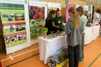 Messestand des AELF Fürth-Uffenheim mit interessierten Schülern