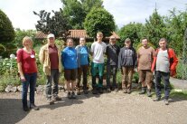 Eine Gruppe Menschen im Halbkreis nebeneinander