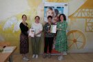 4 Personen stehen nebeneinander