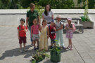 Gruppenbild Mitarbeiter des AELF FU mit Kindern des Bambino-Kindergartens Zirndorf