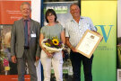 3 Personen stehen nebeneinander