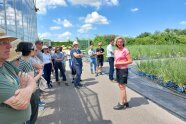 Katrin Setz Führt Durch Die Staudenproduktion Bei Pflanzen Kölle In Heilbronn