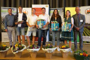 Mehrere Personen stehen nebeneinander