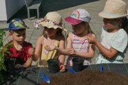 4 Kinder stehen nebeneinander