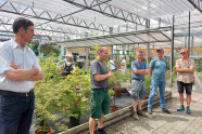 Markus Wohlhüter Führt Durch Das Gartenland Wohlhüter In Gundelfingen Small