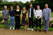 7 Personen stehen nebeneinander