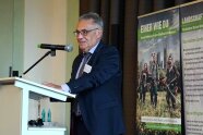 Mann steht an Rednerpult