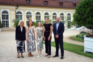 5 Personen stehen auf einem Weg im Freien