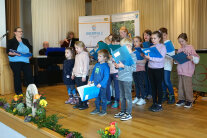 Kindergruppe auf einer Bühne