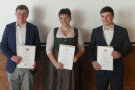 3 Personen stehen nebeneinander