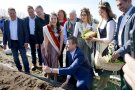 Spargelprinzessin Vanessa Brunner und OB Marcus König beim Spargelstechen