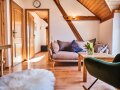 Zimmer mit Dachschräge und Holzbalken in der Wand