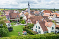 Ort mit Kirche und rot eingedeckten Häusern