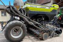 Pflug-Saat-Gerät steht im Hof