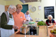 Mehrere alte Menschen kochen zusammen © KErn