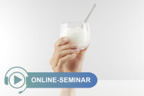 Hand hält Glas mit Naturjoghurt hoch sowie Grafik Online-Seminar © hansiheckmair.com/ StMELF