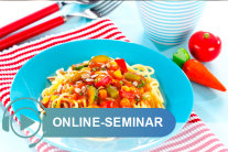 Spaghetti mit Gemüsesoße auf einem Teller; Schriftzug Online-Seminar © DGE/FIT KID
