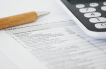 Kennzahlentabelle mit Stift und Taschenrechner